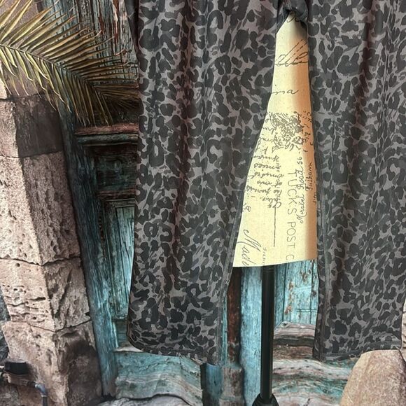 Gap Gapfit animal print Capri leggings, size‎ medium, excellent condition - Picture 3 of 7